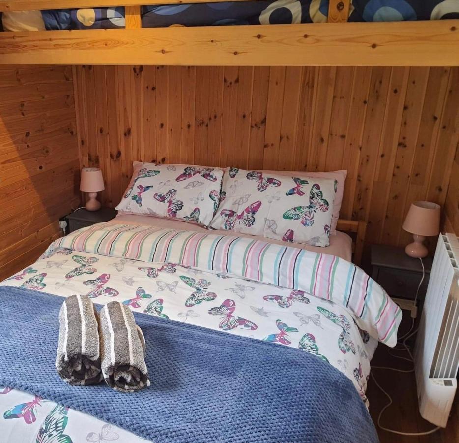Unique Sheperds Hut Private Hot Tub, Ensuite & Kitchenette Clodock Buitenkant foto