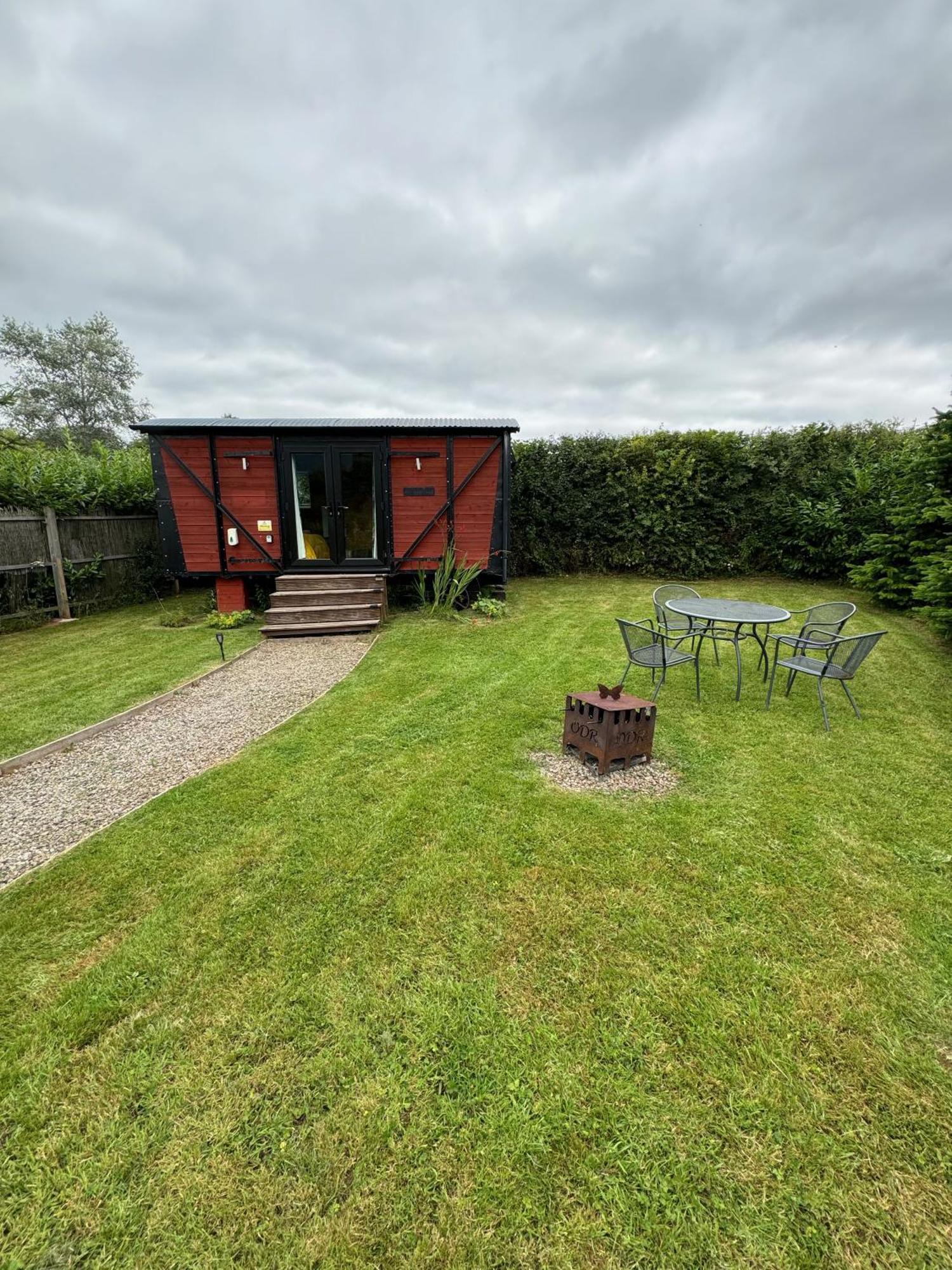 Unique Sheperds Hut Private Hot Tub, Ensuite & Kitchenette Clodock Buitenkant foto