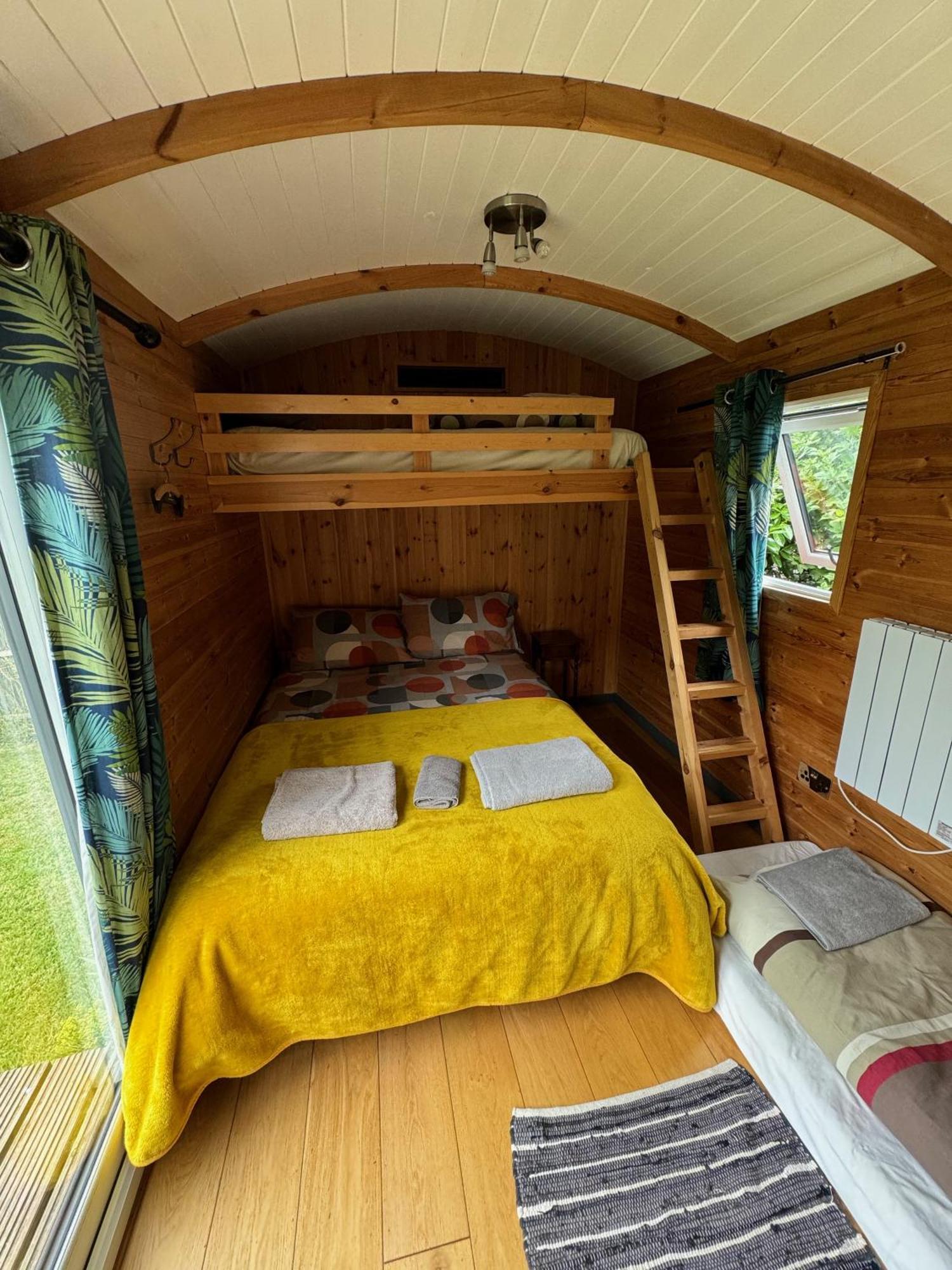Unique Sheperds Hut Private Hot Tub, Ensuite & Kitchenette Clodock Buitenkant foto