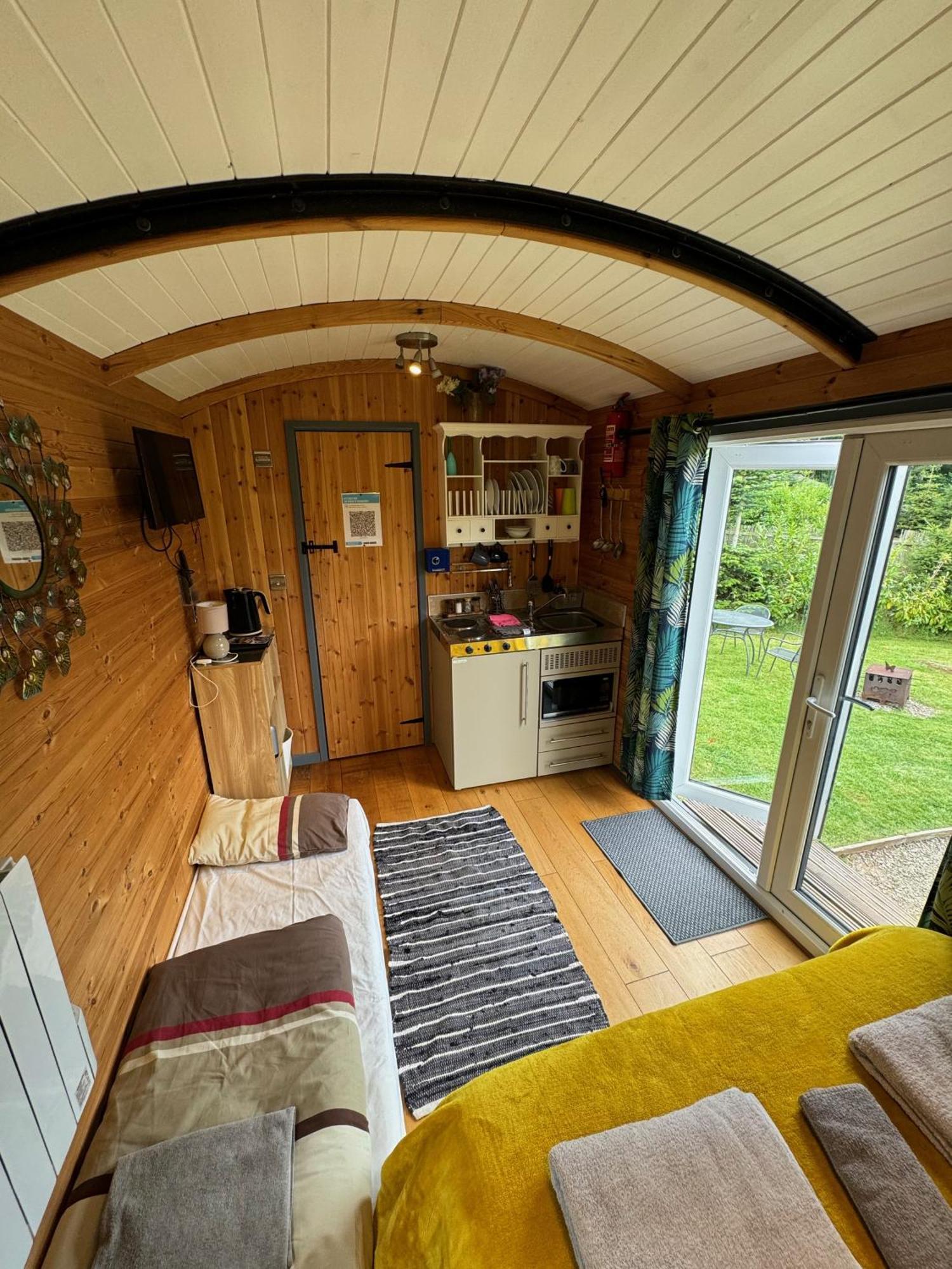 Unique Sheperds Hut Private Hot Tub, Ensuite & Kitchenette Clodock Buitenkant foto
