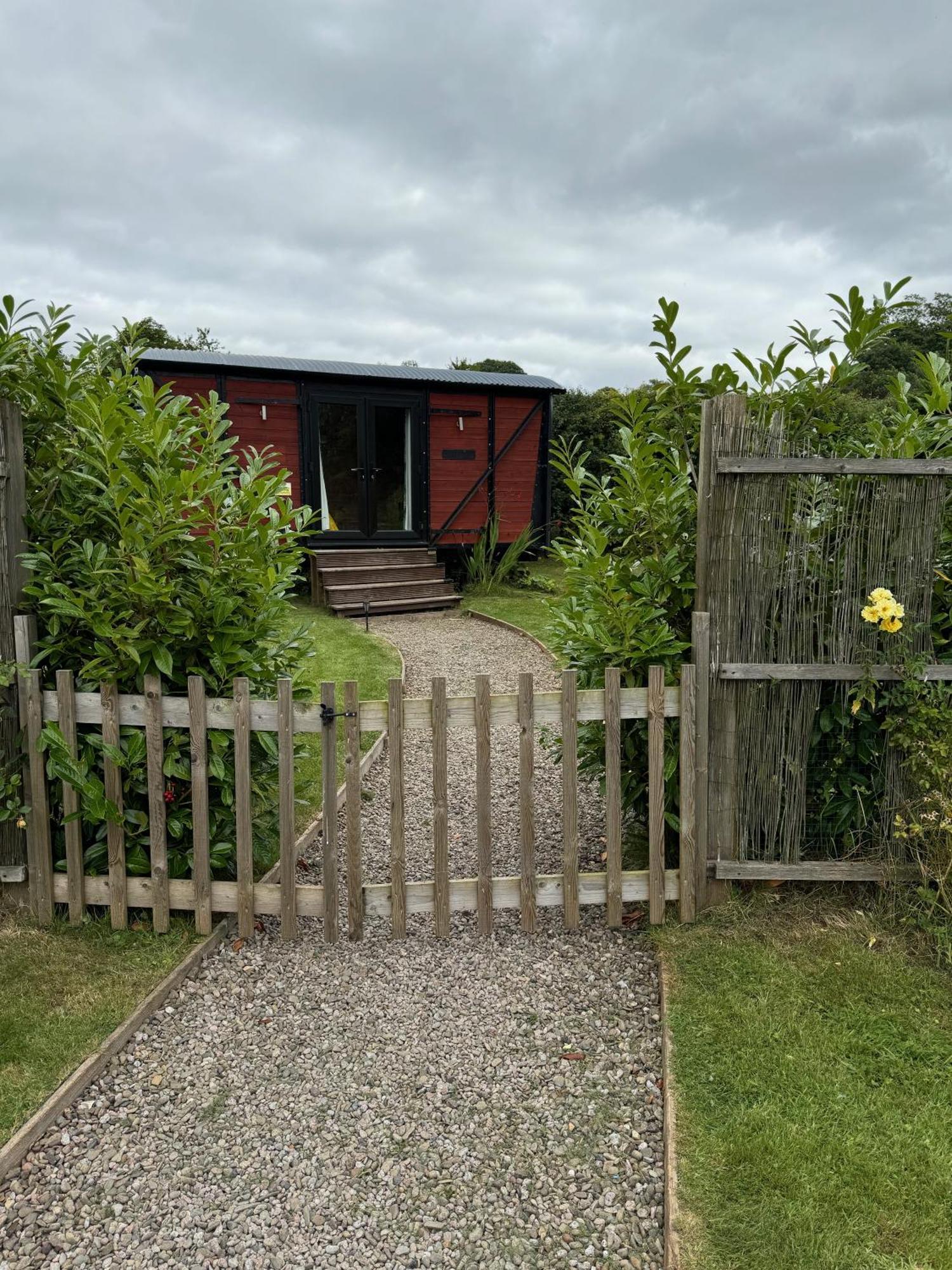 Unique Sheperds Hut Private Hot Tub, Ensuite & Kitchenette Clodock Buitenkant foto